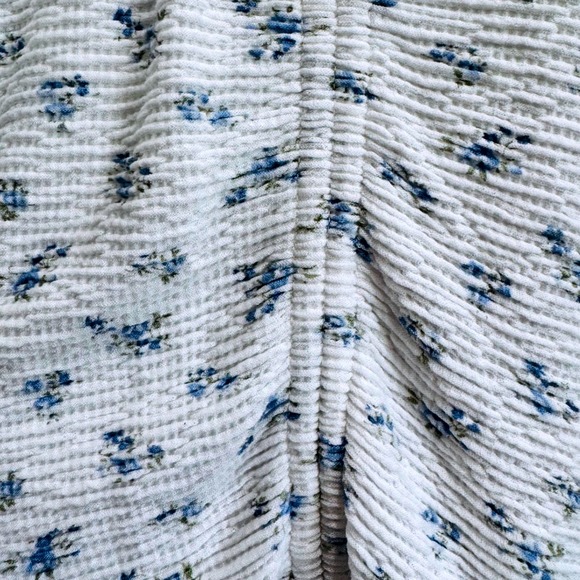 Hollister Floral Long Sleeve Ruched Front Crop Top Blouse Size M White Blue - Picture 5 of 6